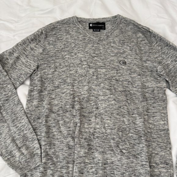 billabong pullover sweater  size small   details: -pullover  -v neck  -great con - Picture 3 of 4